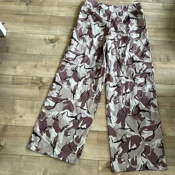 NWT PRETTYLITTLETHING Grey Camo Metal Trim Cargo Pants Sz 10 - Picture 12 of 13